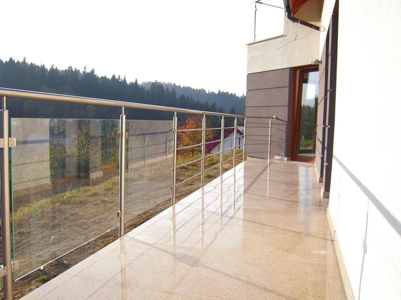 balustrada z wypełnieniem szklanym i poziomym