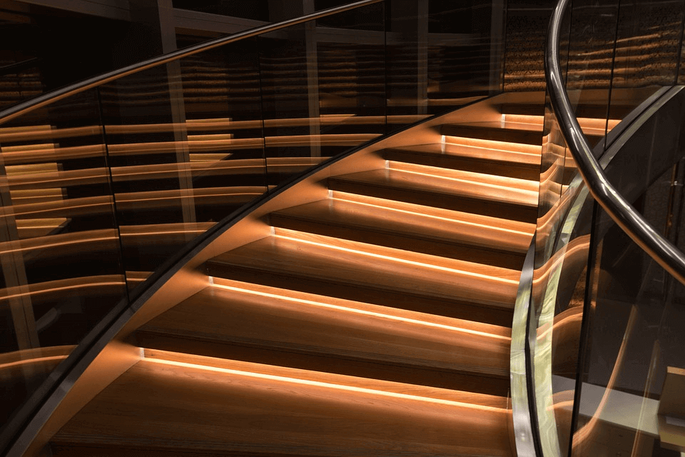 Poręcze schodowe jako element wystroju – czy to możliwe?